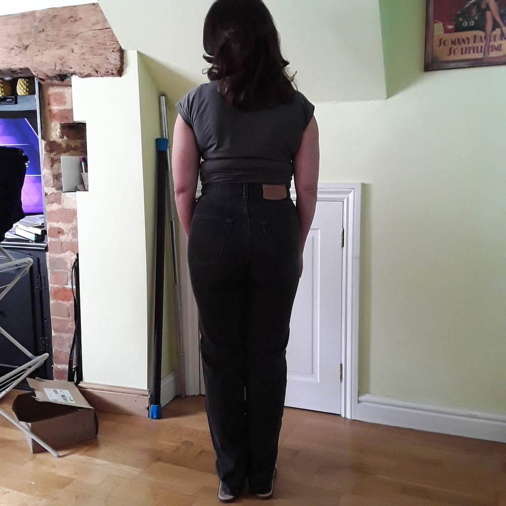 Die Frau in ihrer Levi's Sexiest Jeans.
 #97944867