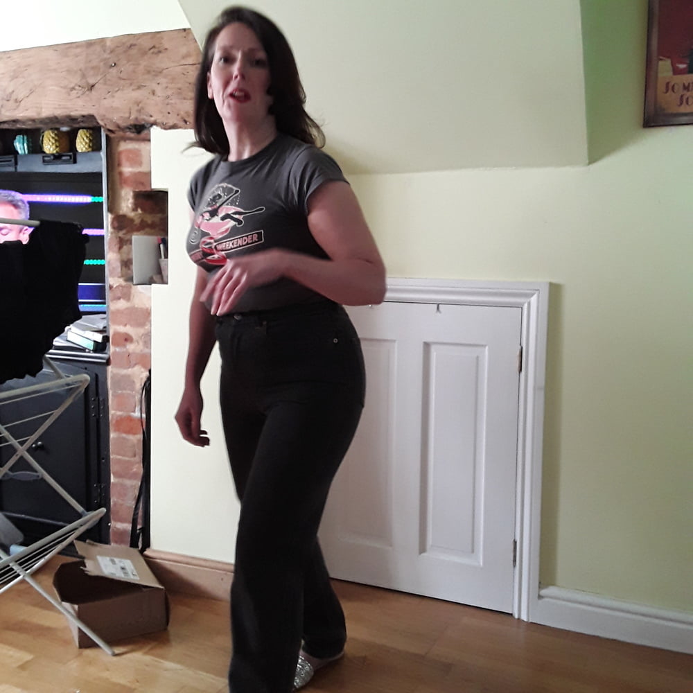 Die Frau in ihrer Levi's Sexiest Jeans.
 #97944873