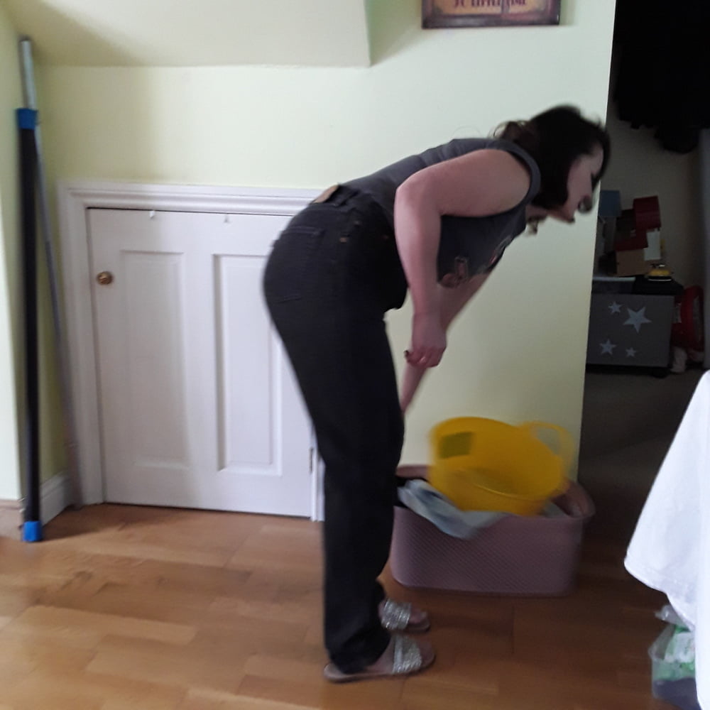 Die Frau in ihrer Levi's Sexiest Jeans.
 #97944876