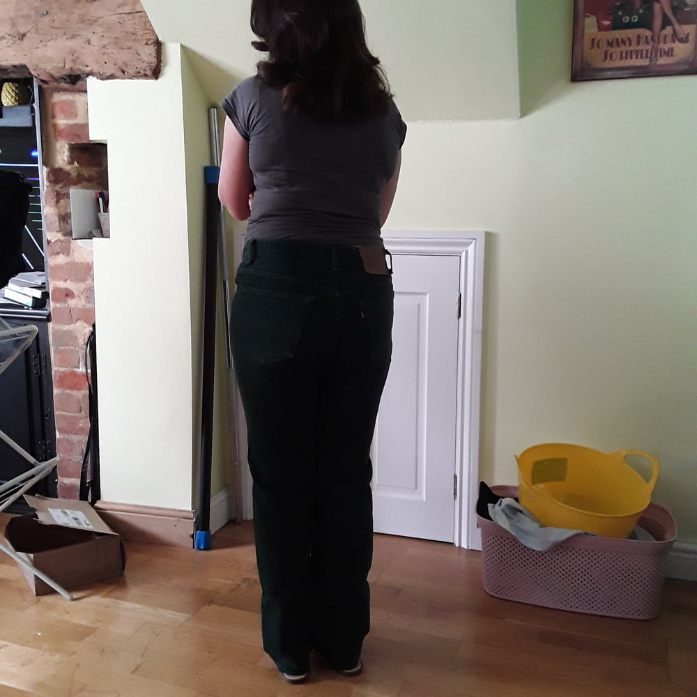 Die Frau in ihrer Levi's Sexiest Jeans.
 #97944885