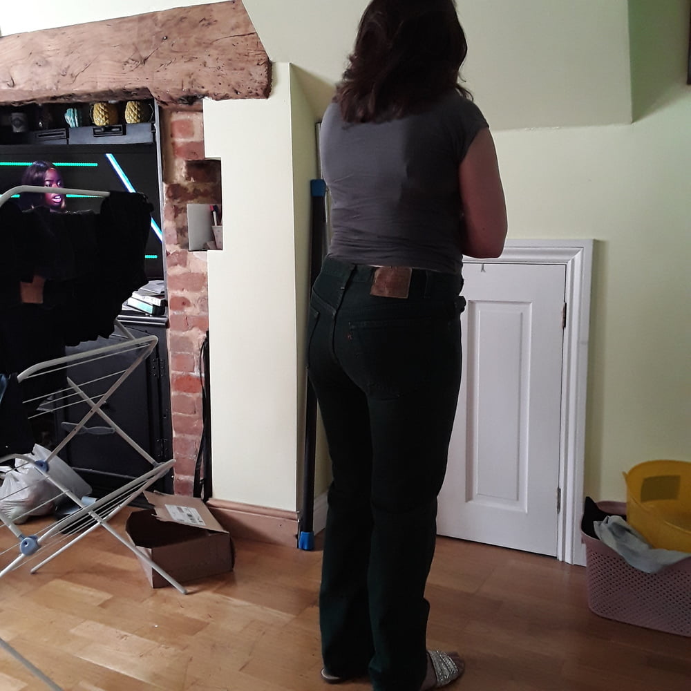 Die Frau in ihrer Levi's Sexiest Jeans.
 #97944888