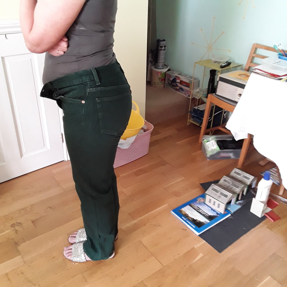 Die Frau in ihrer Levi's Sexiest Jeans.
 #97944899