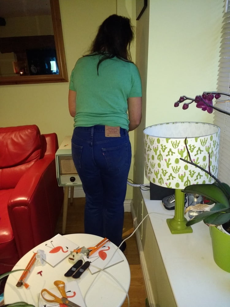 Die Frau in ihrer Levi's Sexiest Jeans.
 #97944935