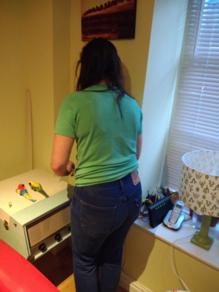 Die Frau in ihrer Levi's Sexiest Jeans.
 #97944941