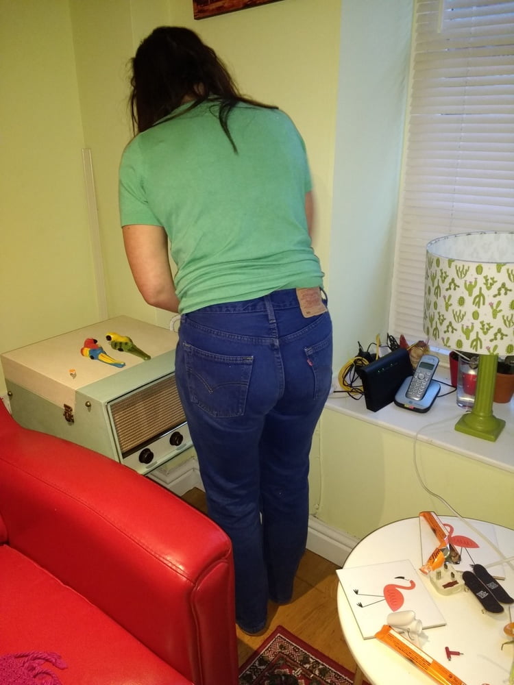 Die Frau in ihrer Levi's Sexiest Jeans.
 #97944944