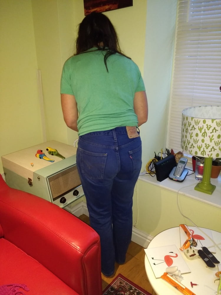 Die Frau in ihrer Levi's Sexiest Jeans.
 #97944947