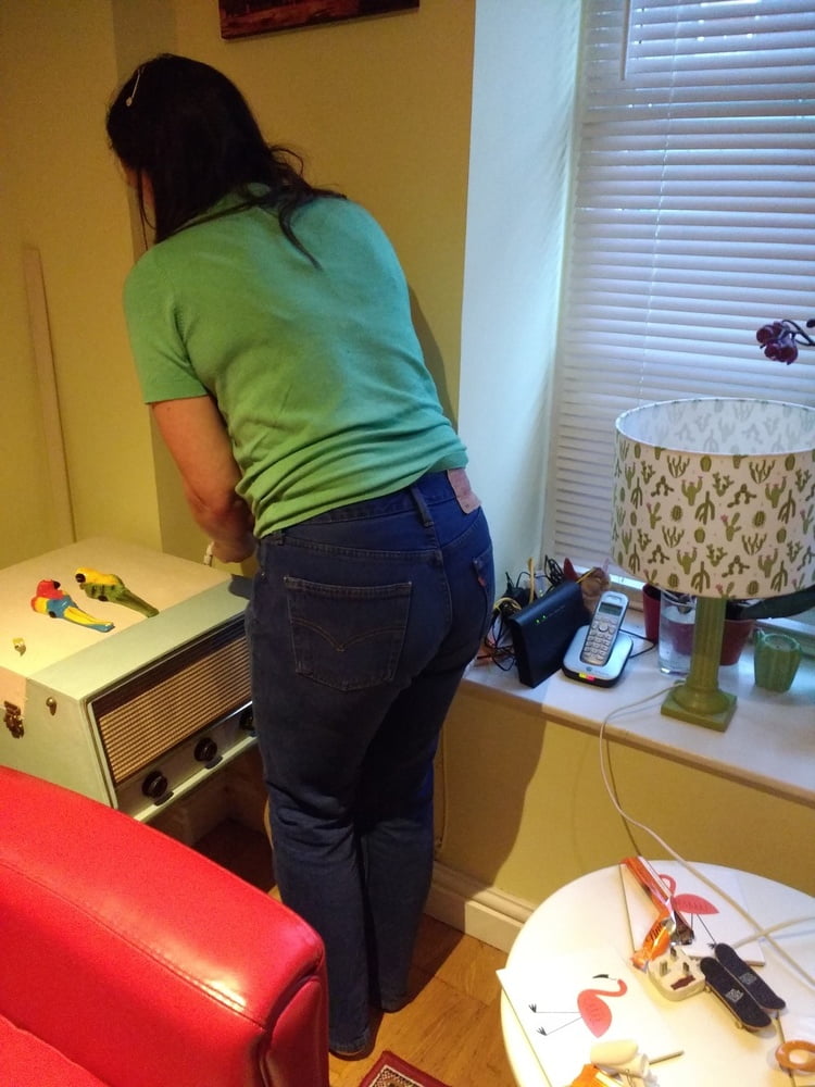 Die Frau in ihrer Levi's Sexiest Jeans.
 #97944950