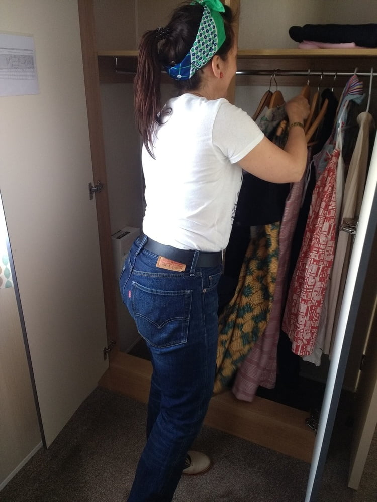 Die Frau in ihrer Levi's Sexiest Jeans.
 #97944953