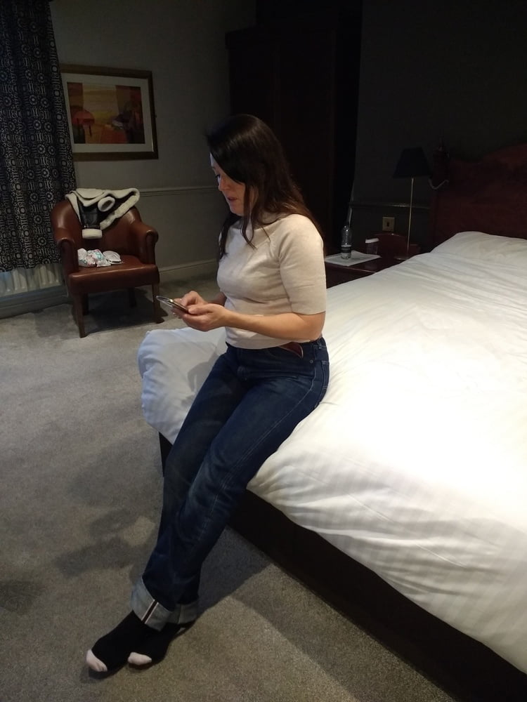 Die Frau in ihrer Levi's Sexiest Jeans.
 #97944959