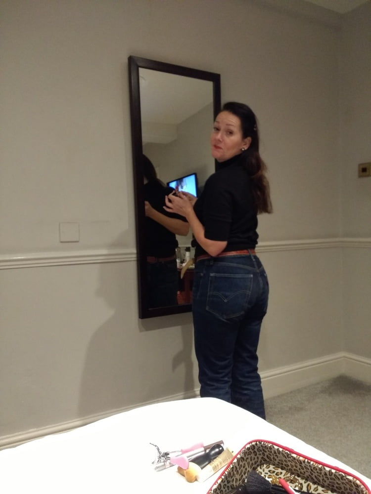 Die Frau in ihrer Levi's Sexiest Jeans.
 #97944962