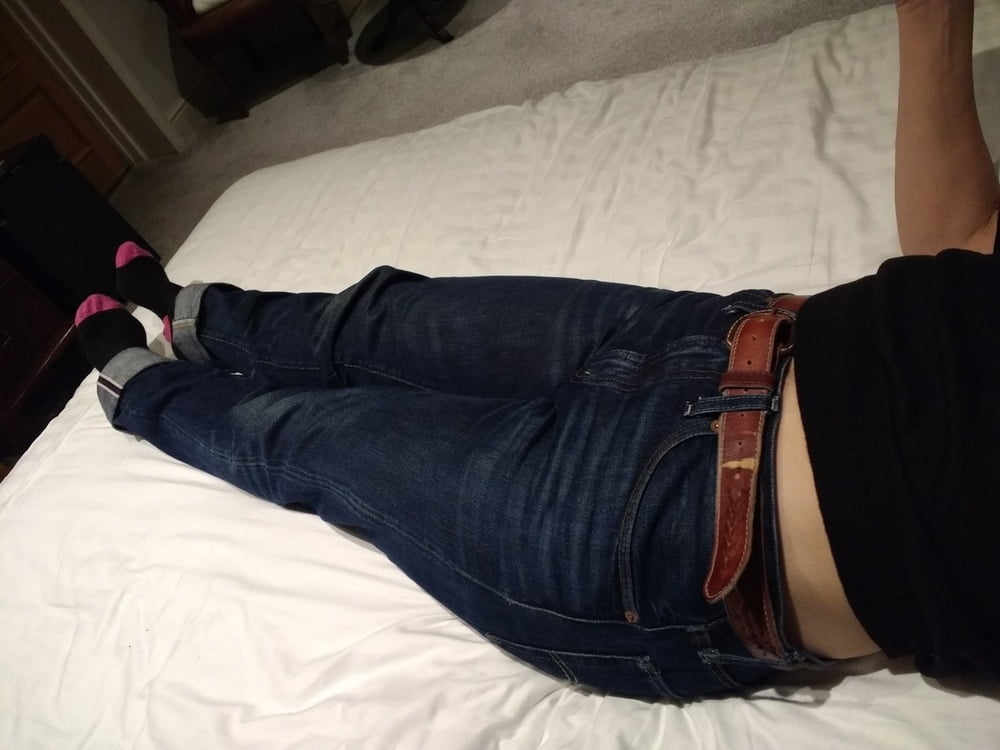 Die Frau in ihrer Levi's Sexiest Jeans.
 #97944968