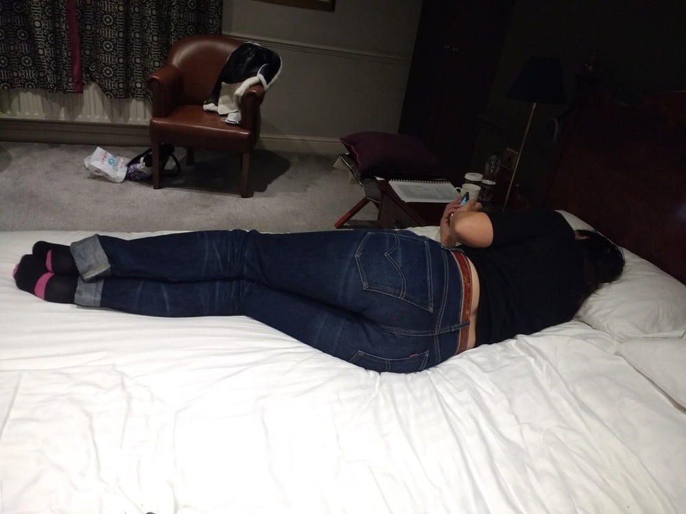 Die Frau in ihrer Levi's Sexiest Jeans.
 #97944970