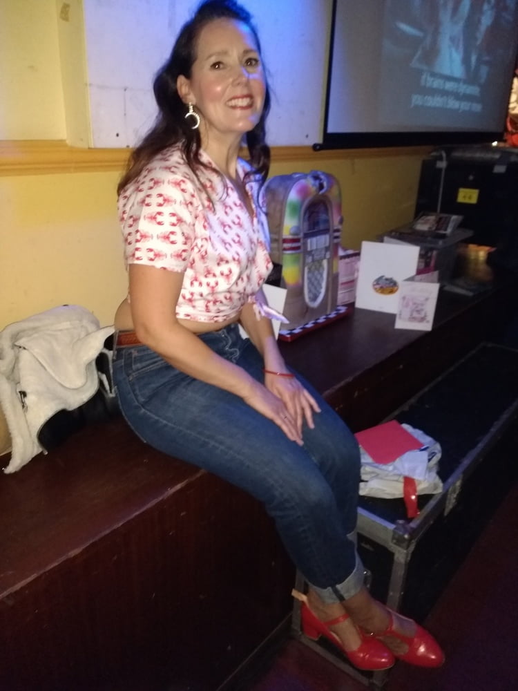 Die Frau in ihrer Levi's Sexiest Jeans.
 #97944979