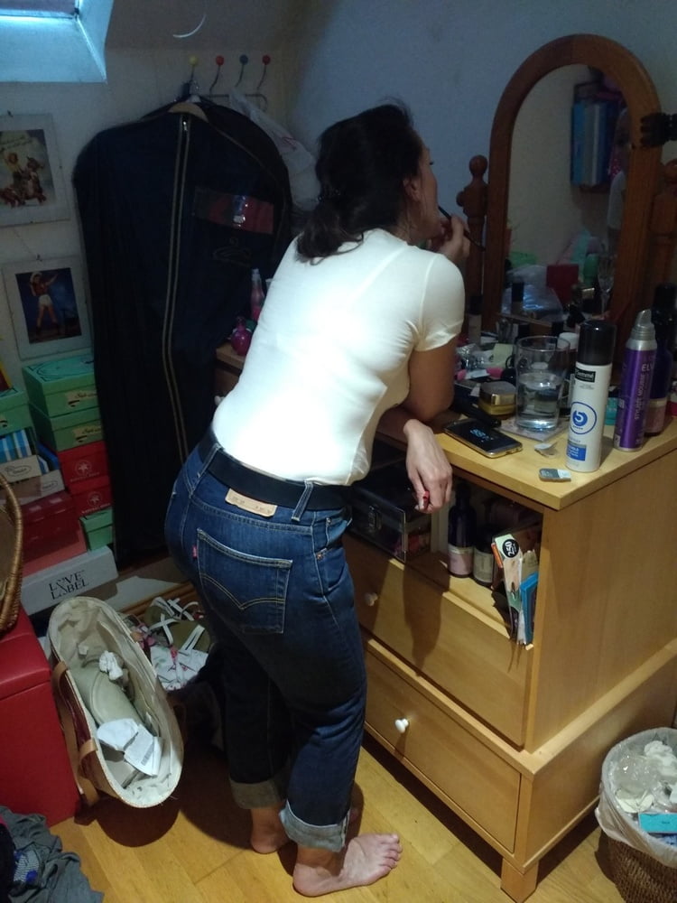 Die Frau in ihrer Levi's Sexiest Jeans.
 #97945009