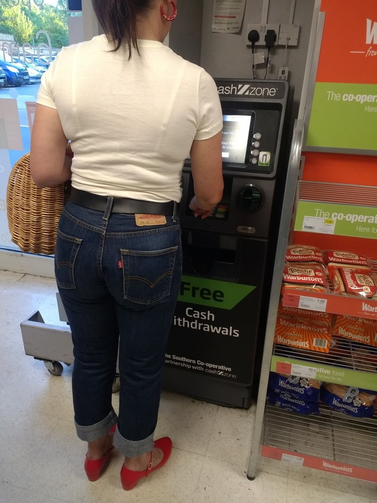 Die Frau in ihrer Levi's Sexiest Jeans.
 #97945018