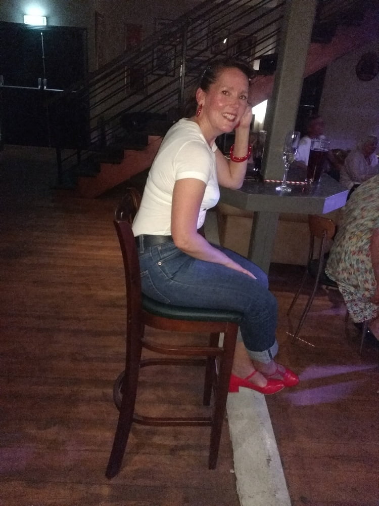 Die Frau in ihrer Levi's Sexiest Jeans.
 #97945021