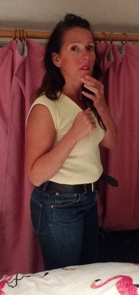 Die Frau in ihrer Levi's Sexiest Jeans.
 #97945053