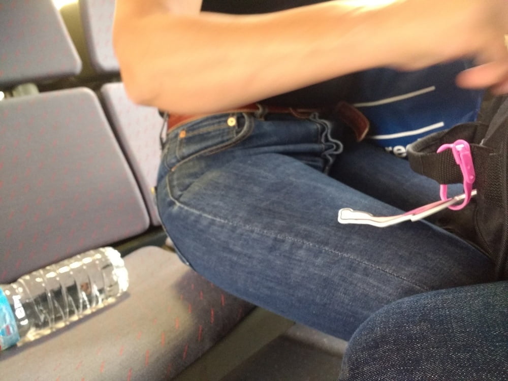 Die Frau in ihrer Levi's Sexiest Jeans.
 #97945068