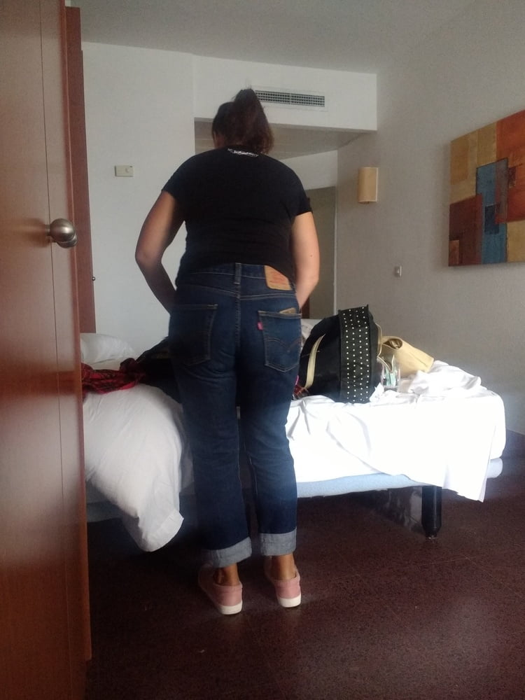 Die Frau in ihrer Levi's Sexiest Jeans.
 #97945074