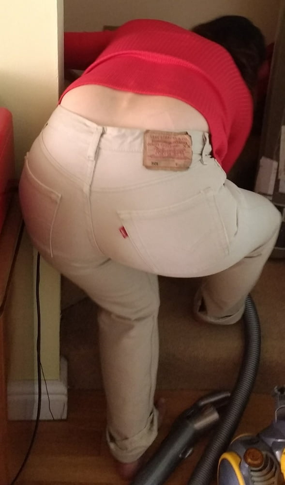 Die Frau in ihrer Levi's Sexiest Jeans.
 #97945095