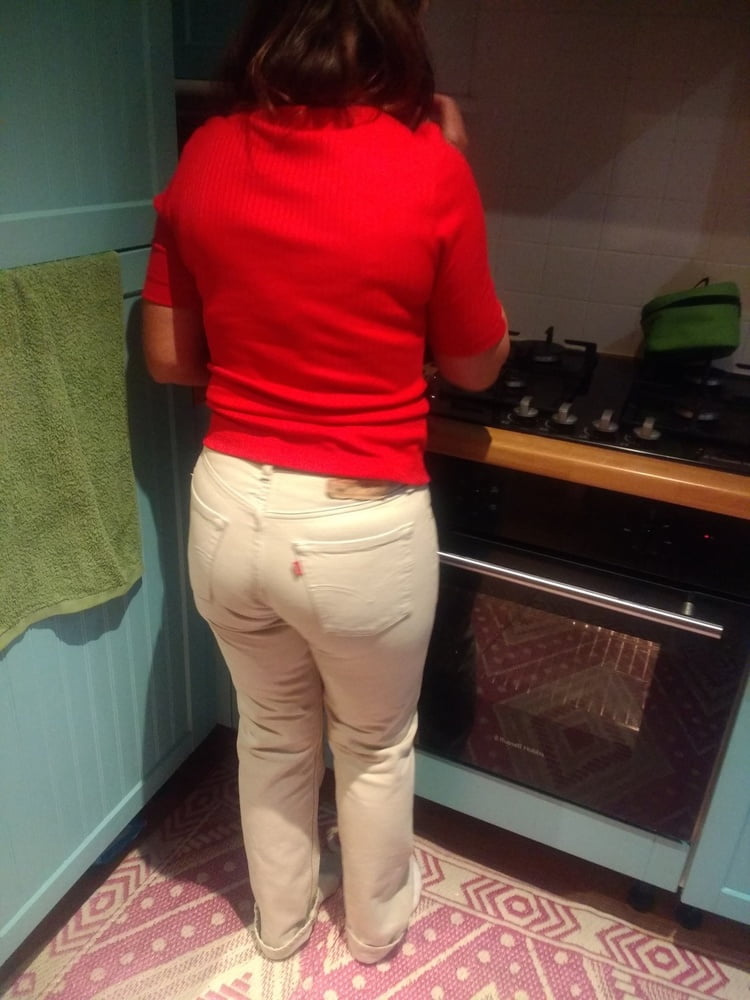 Die Frau in ihrer Levi's Sexiest Jeans.
 #97945098