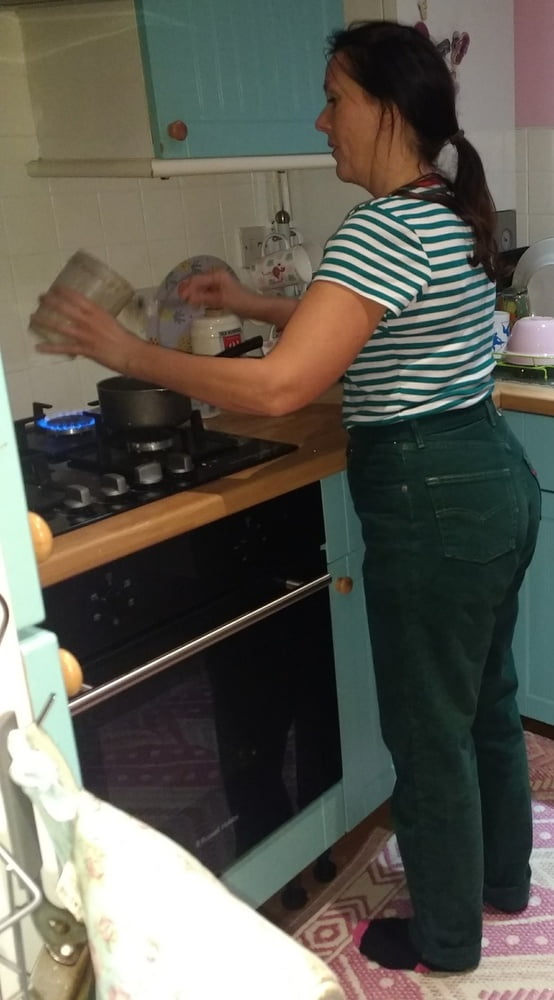 Die Frau in ihrer Levi's Sexiest Jeans.
 #97945124