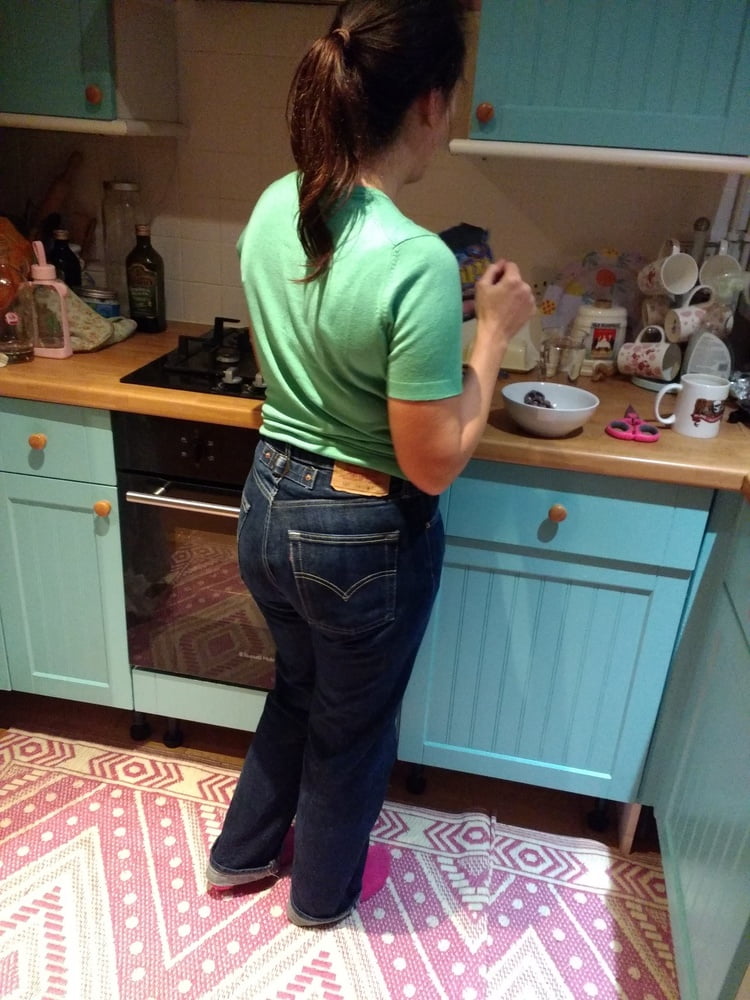 Die Frau in ihrer Levi's Sexiest Jeans.
 #97945136