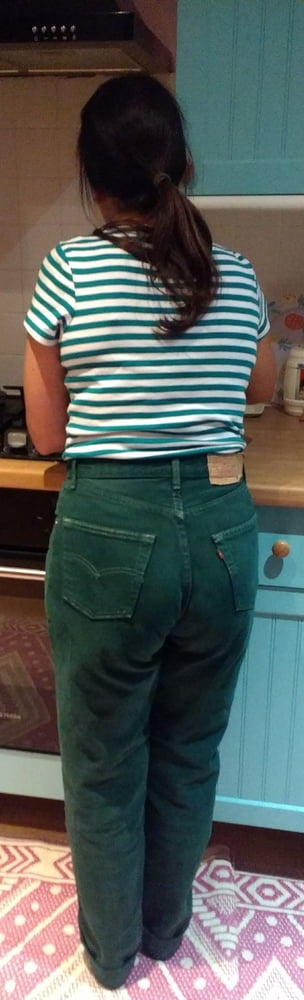 Die Frau in ihrer Levi's Sexiest Jeans.
 #97945148