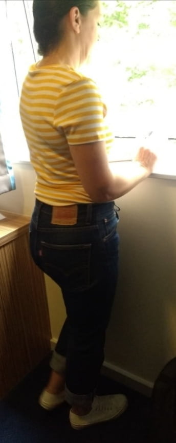 Die Frau in ihrer Levi's Sexiest Jeans.
 #97945166