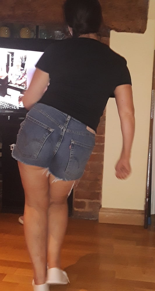 Die Frau in ihrer Levi's Sexiest Jeans.
 #97945198