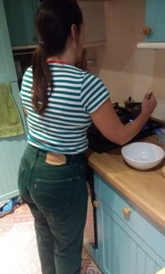 Die Frau in ihrer Levi's Sexiest Jeans.
 #97945237