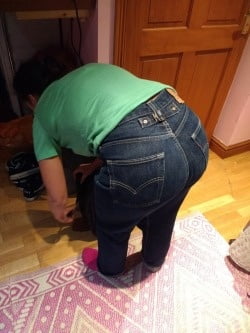 Die Frau in ihrer Levi's Sexiest Jeans.
 #97945240