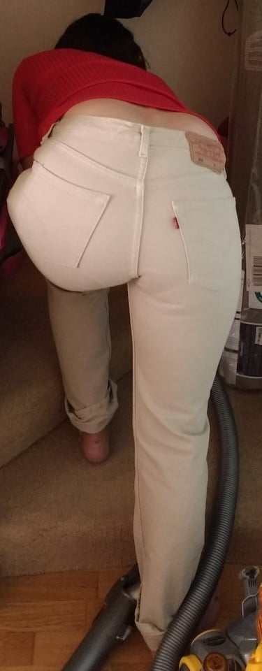 Die Frau in ihrer Levi's Sexiest Jeans.
 #97945243