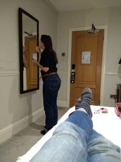 Die Frau in ihrer Levi's Sexiest Jeans.
 #97945263