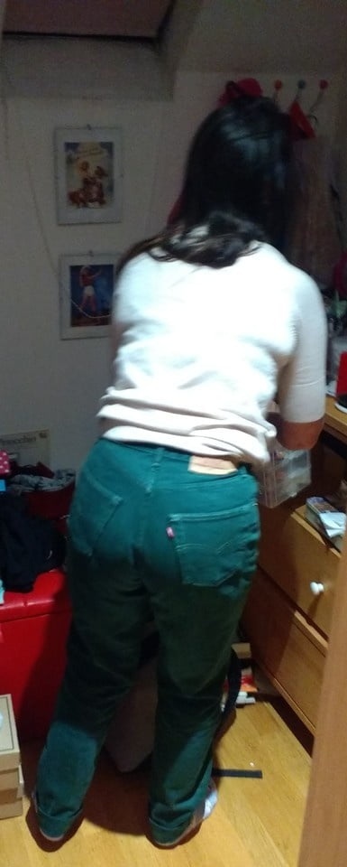 Die Frau in ihrer Levi's Sexiest Jeans.
 #97945269