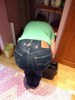 Die Frau in ihrer Levi's Sexiest Jeans.
 #97945296