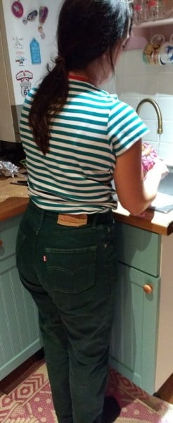 Die Frau in ihrer Levi's Sexiest Jeans.
 #97945302