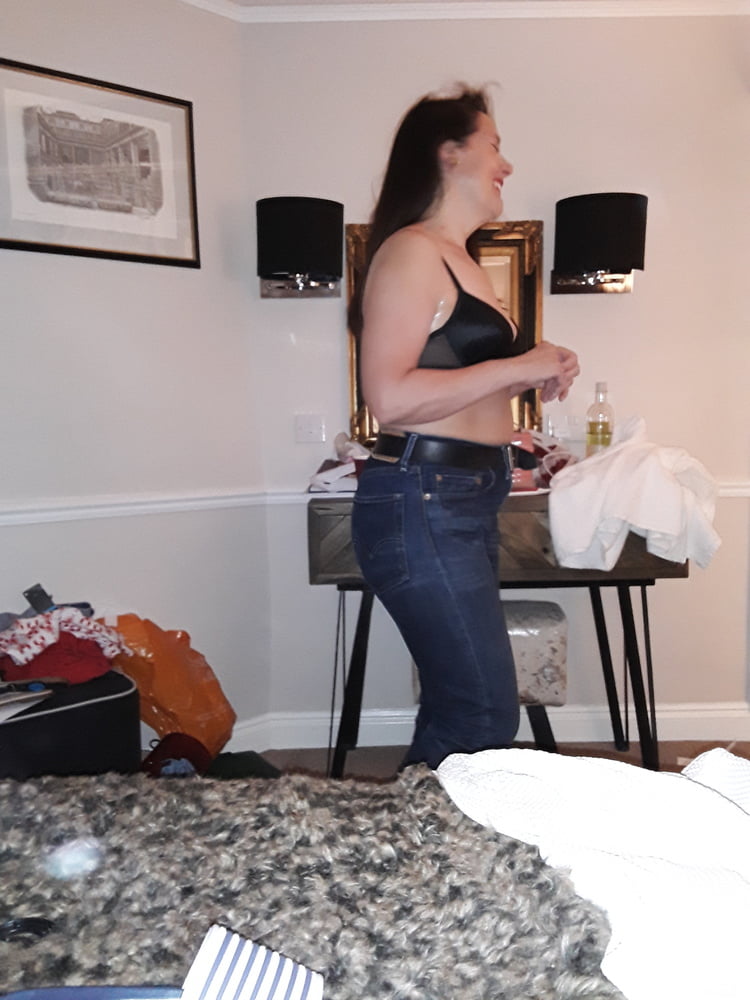 Die Frau in ihrer Levi's Sexiest Jeans.
 #97945311