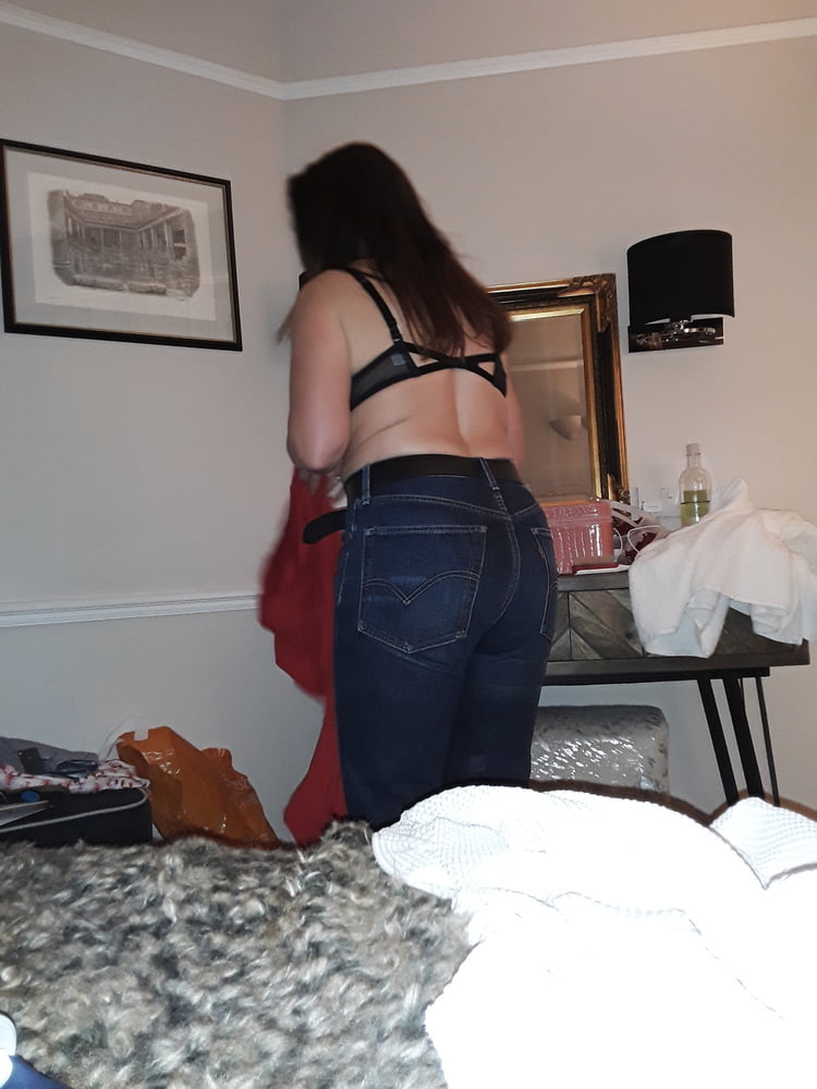 Die Frau in ihrer Levi's Sexiest Jeans.
 #97945334