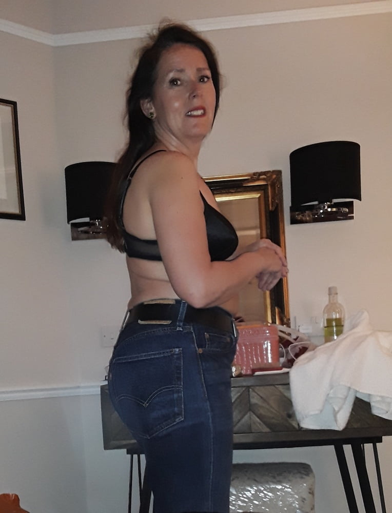 Die Frau in ihrer Levi's Sexiest Jeans.
 #97945340