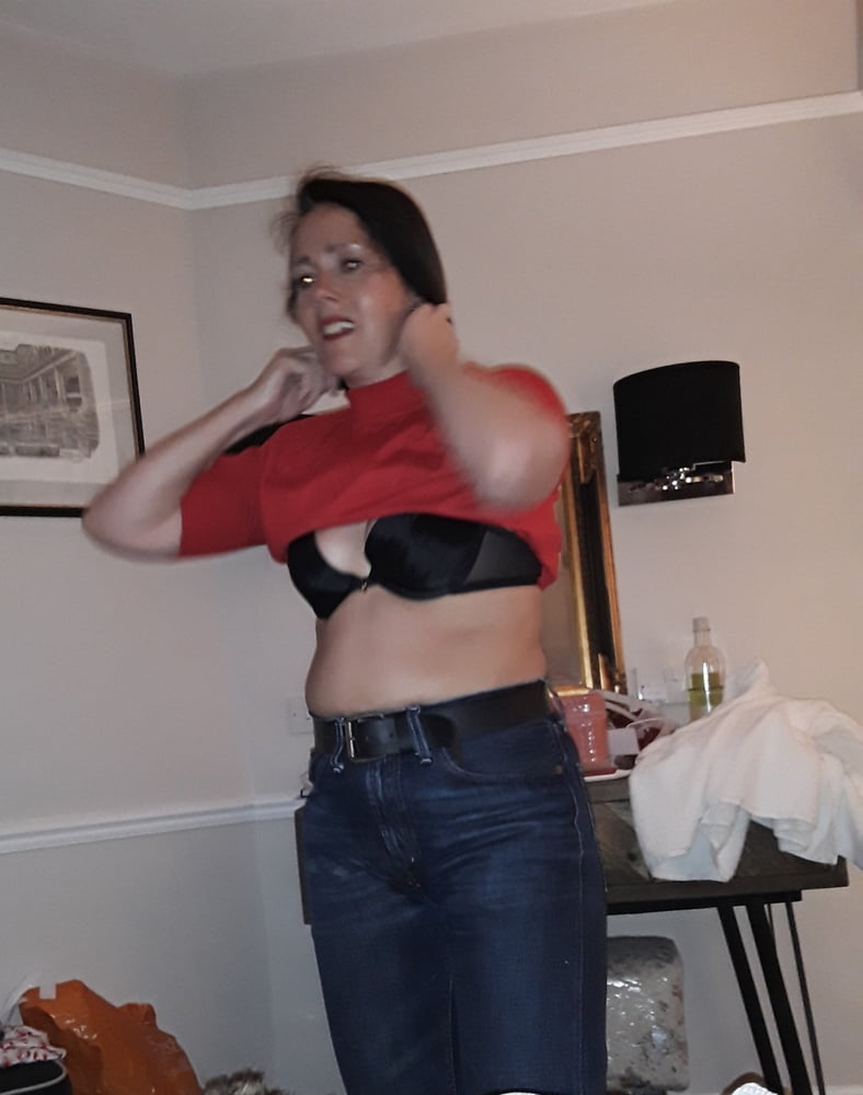 Die Frau in ihrer Levi's Sexiest Jeans.
 #97945343