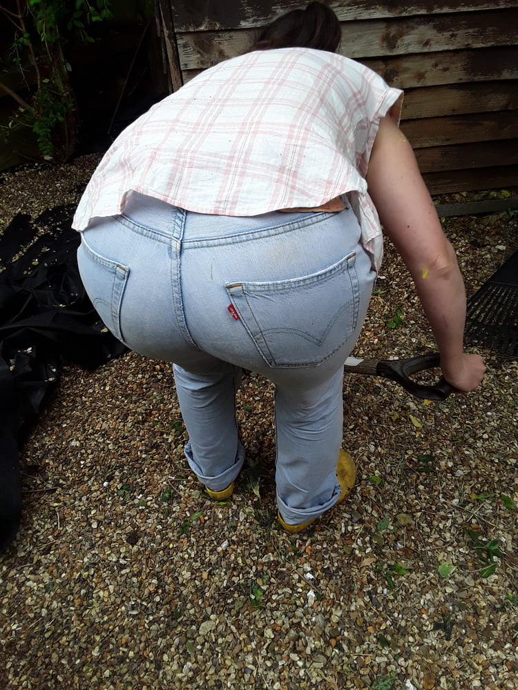 Die Frau in ihrer Levi's Sexiest Jeans.
 #97945346