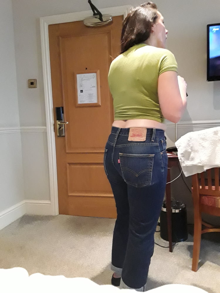 Die Frau in ihrer Levi's Sexiest Jeans.
 #97945352