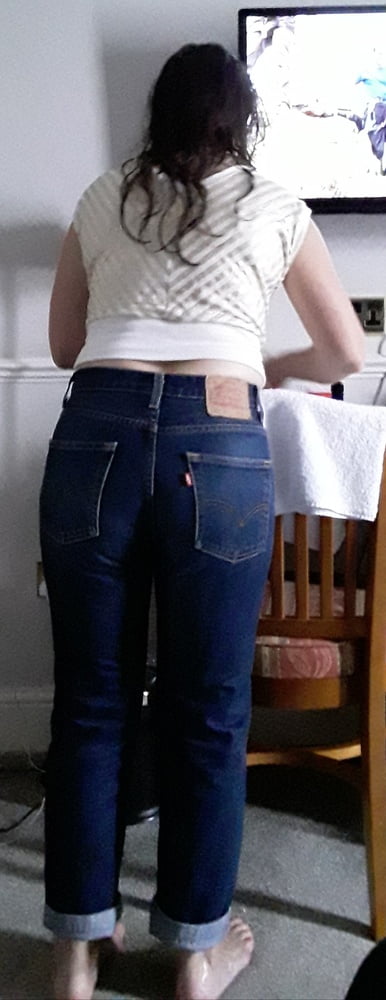 Die Frau in ihrer Levi's Sexiest Jeans.
 #97945355