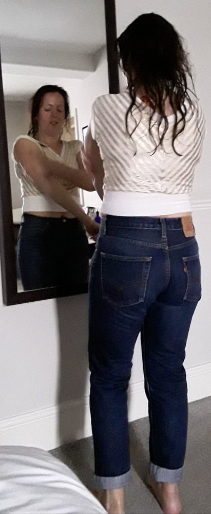 Die Frau in ihrer Levi's Sexiest Jeans.
 #97945358