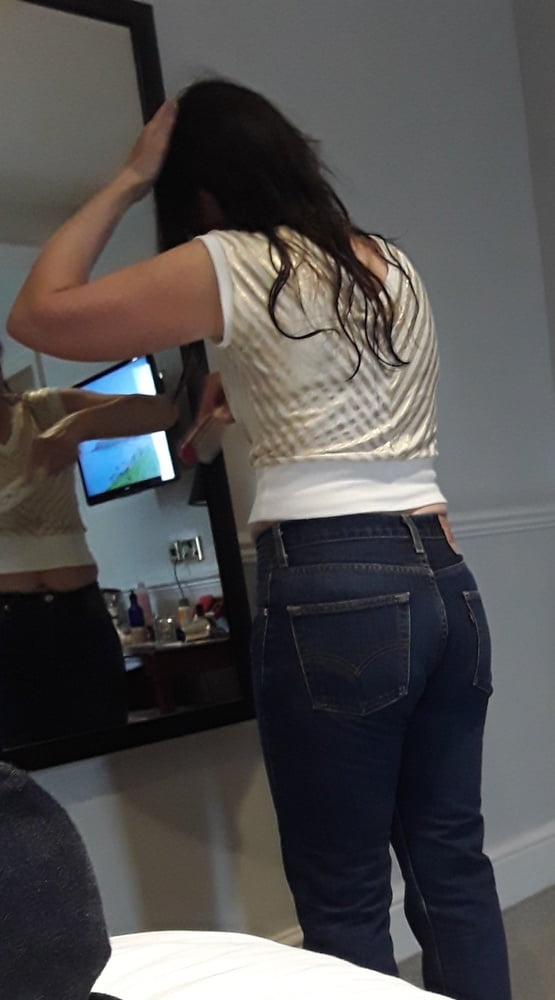 Die Frau in ihrer Levi's Sexiest Jeans.
 #97945367