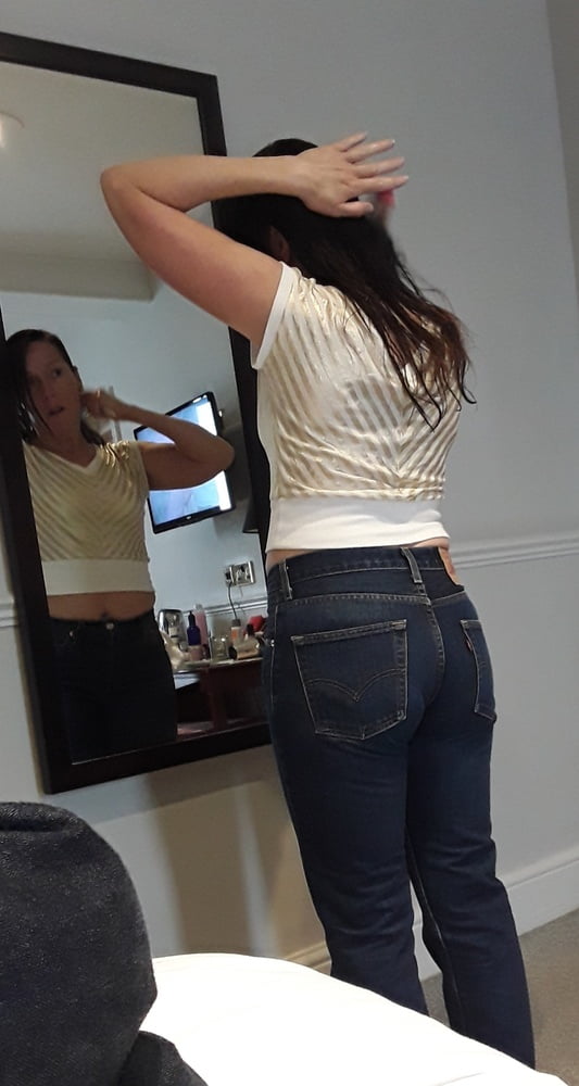 Die Frau in ihrer Levi's Sexiest Jeans.
 #97945370