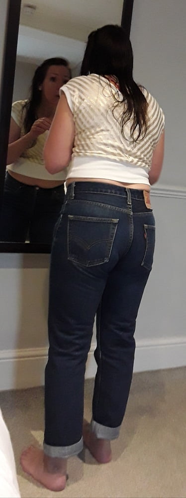 Die Frau in ihrer Levi's Sexiest Jeans.
 #97945387