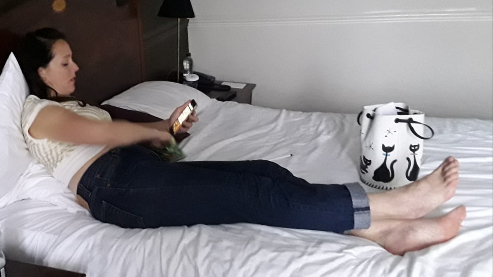 Die Frau in ihrer Levi's Sexiest Jeans.
 #97945393