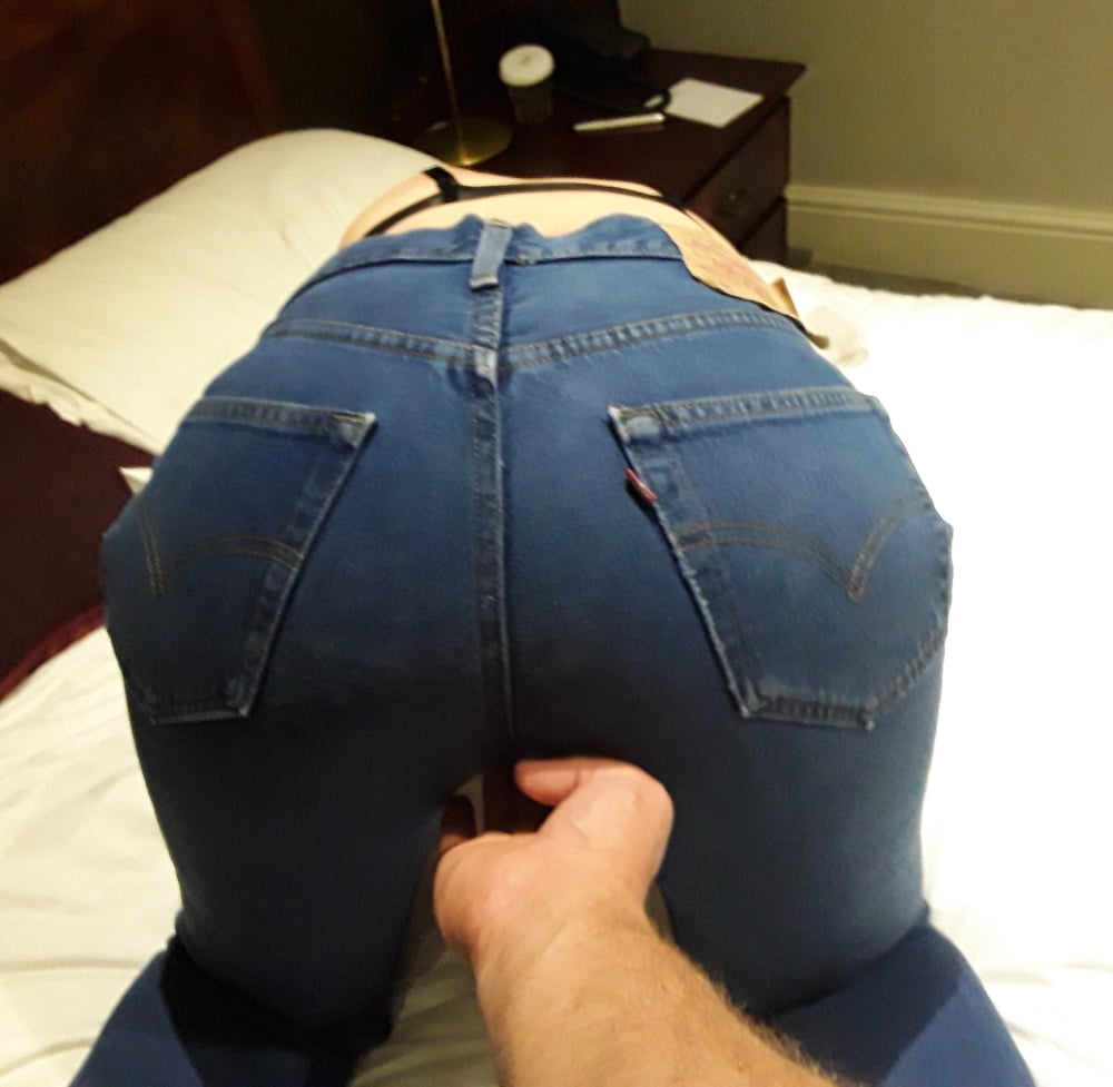 Die Frau in ihrer Levi's Sexiest Jeans.
 #97945411